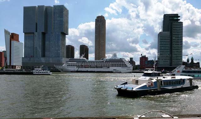 Cruiseschip ms Nautica van Oceania Cruises aan de Cruise Terminal Rotterdam